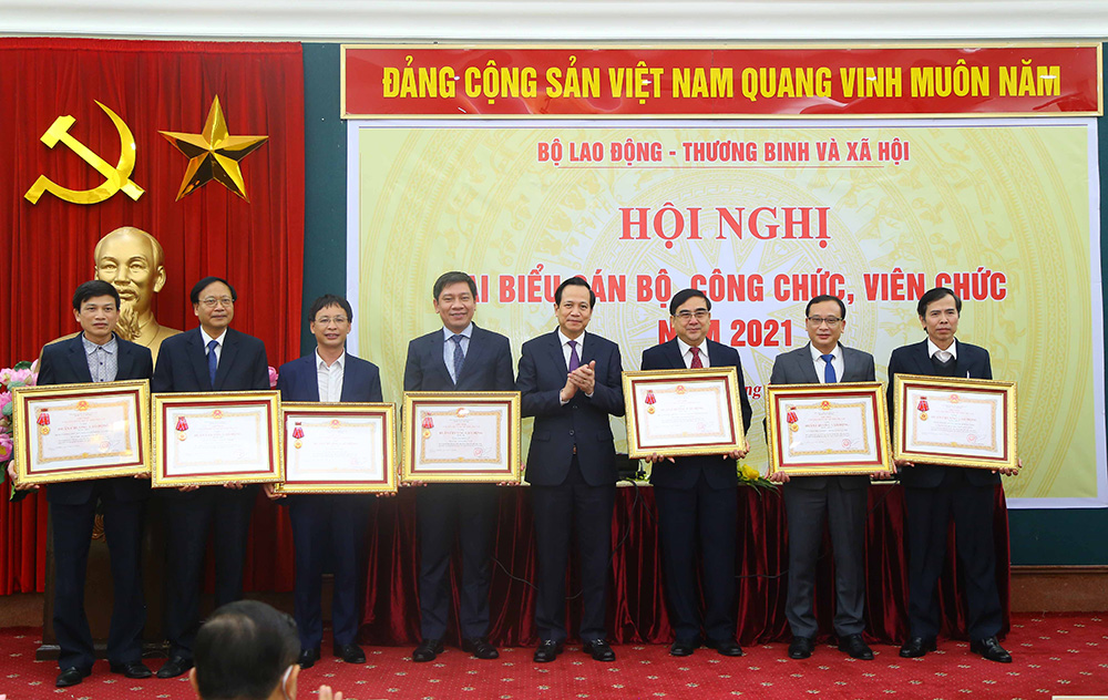 Truong-LDXH-don-nhan-Huan-Chuong-2.jpg